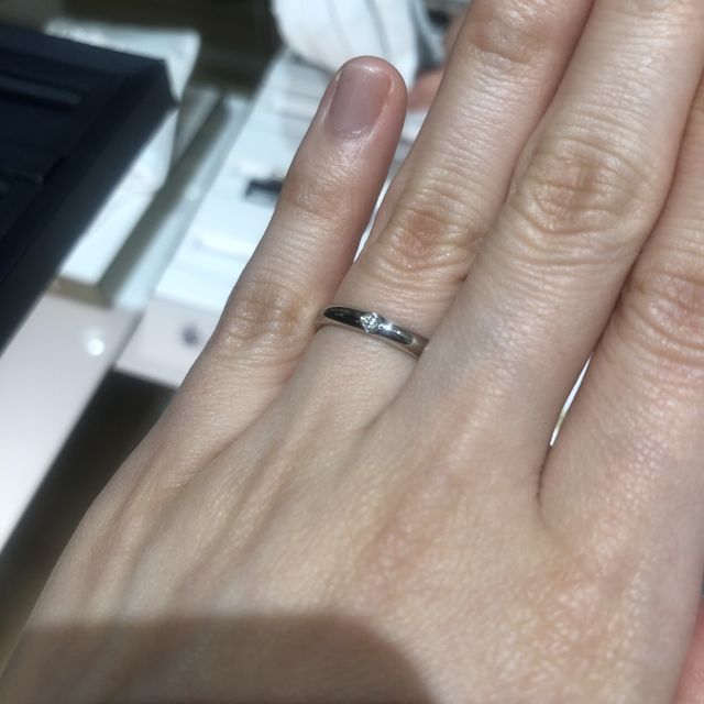 【ROYAL ASSCHER(ロイヤル・アッシャー)の口コミ】 シンプルで飽きのこない1粒ダイヤの結婚指輪です。ストレートタイプなので…