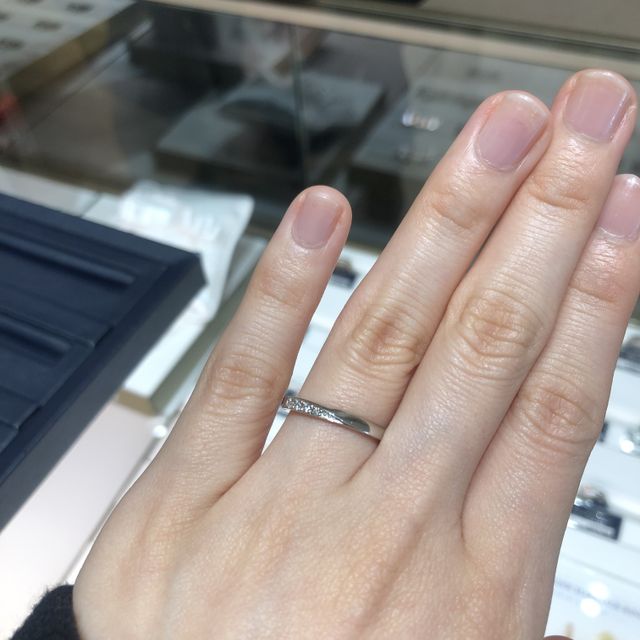 【ROYAL ASSCHER(ロイヤル・アッシャー)の口コミ】 ストレートリングでありつつも、どこか捻りがあるデザインが欲しいと思い…