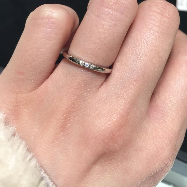 【ティファニー(Tiffany & Co.)の口コミ】 中央に3つダイヤがついている物です。派手すぎず、常時装着できる方には良…