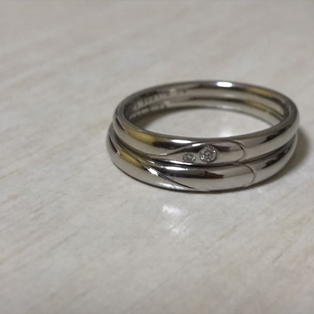 【4℃ BRIDAL(ヨンドシーブライダル)の口コミ】 デザインがかわいい。重ねるとハートになり、シンプルで普段使いしやすい…