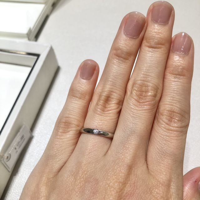 【MIKIMOTO(ミキモト)の口コミ】 定番の一粒ダイヤのストレート型の結婚指輪です。飽きの来ないデザインの…