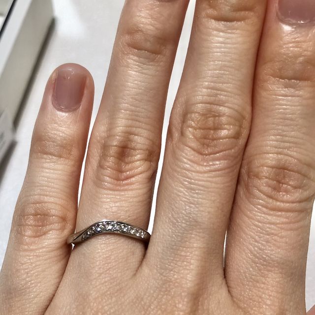 【MIKIMOTO(ミキモト)の口コミ】 緩やかなV字が若干ツイストしてそこにメレダイヤが載っている、あまり見た…