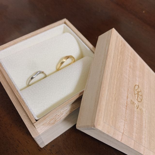 【彩乃瑞(IRONOHA)の口コミ】 シンプルかつ、ウェーブ型のものを選びました。
（女性側の指が太いのが気…