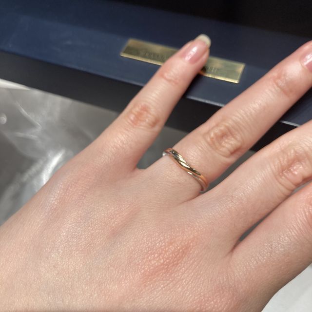 【銀座ダイヤモンドシライシの口コミ】 たくさんのデザインがある中で、やり過ぎないウェーブと、プラチナとピン…