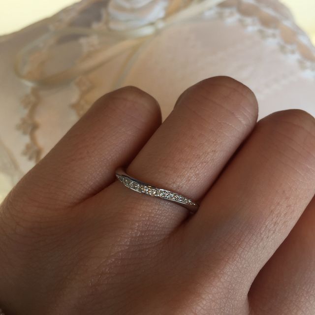 【LUCIE(ルシエ)の口コミ】 ストレートタイプのハーフエタニティとは違い、ねじれがあるデザイン。そ…