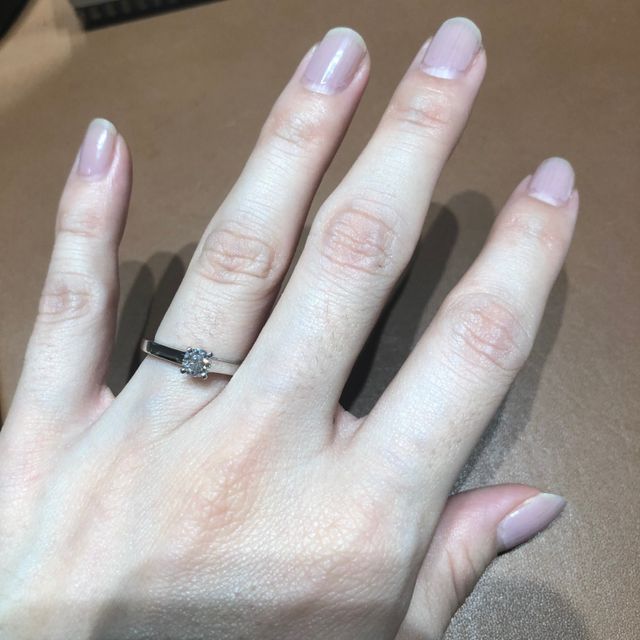 【ブシュロン(BOUCHERON)の口コミ】 シンプルなソリーテールのタイプにしました。構築的なデザインで、モダン…