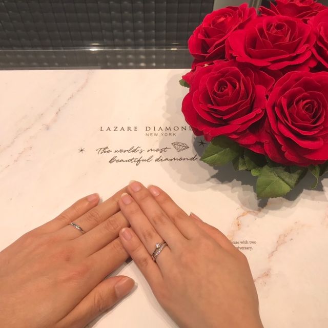 【ラザール ダイヤモンド(LAZARE DIAMOND)の口コミ】 試着前に見ていた中で一番最初に気になっていたものに決めました。指輪の…