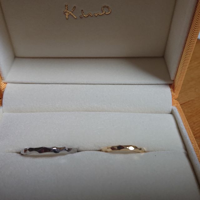 【ケイウノ ブライダル(K.UNO BRIDAL)の口コミ】 ペアで価格は総額30万弱。素材は男性側プラチナ、女性側イエローゴールド…