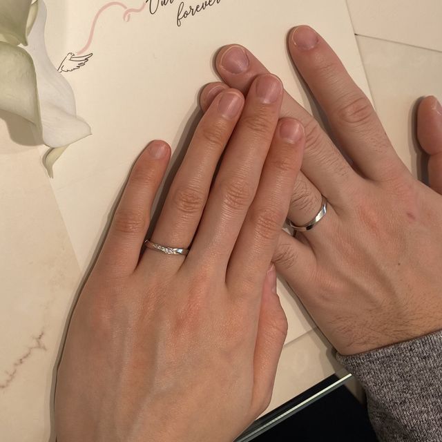 【アイプリモ(I-PRIMO)の口コミ】 つけ心地がよく、ほどよく個性も出せるものを探していました。婚約指輪と…