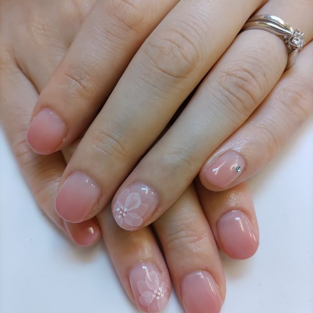 【銀座ダイヤモンドシライシの口コミ】 ホームページで色々なデザインを見て、店舗でもいくつか試着し、華奢なデ…