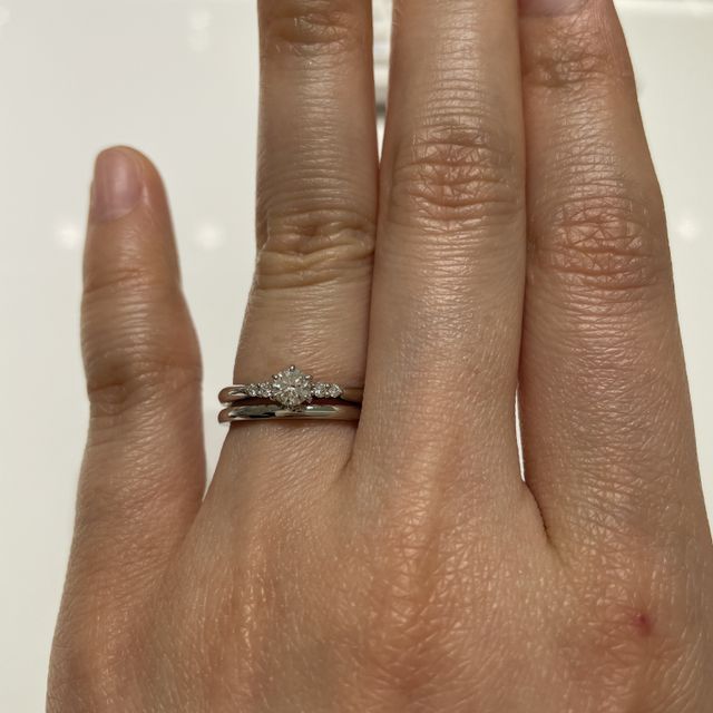 【4℃ BRIDAL(ヨンドシーブライダル)の口コミ】 婚約指輪の方はメレダイヤがサイドに2つずつ着いていてとても可愛いです！…