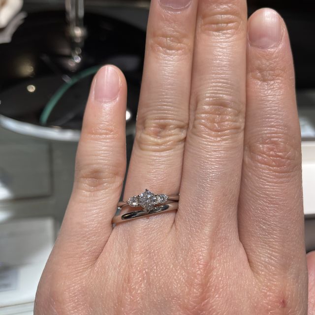 【アイプリモ(I-PRIMO)の口コミ】 メレダイヤが着いている婚約指輪がいいなと思っている方にオススメです！
…