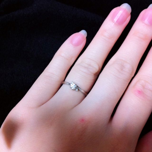 【サマンサティアラブライダル(Samantha Tiara Bridal)の口コミ】 ダイヤは小さめですが、３つついているので華やかなところと、
細めのS字…