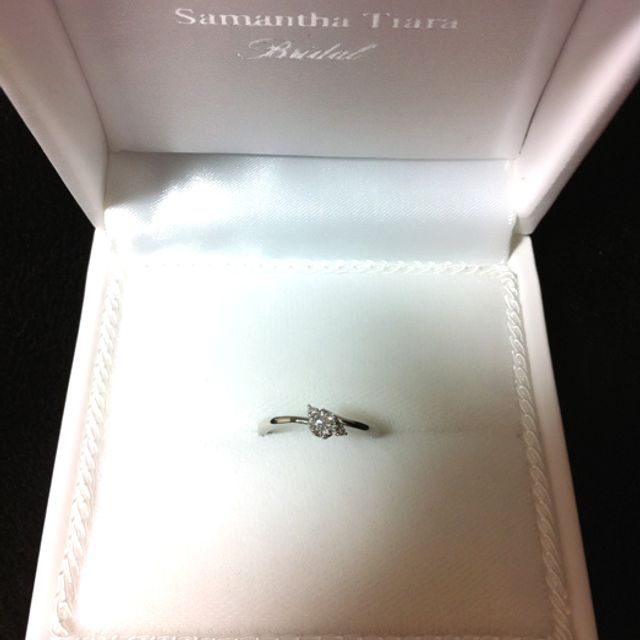 【サマンサティアラブライダル(Samantha Tiara Bridal)の口コミ】 ダイヤは小さめですが、３つついているので華やかなところと、
細めのS字…