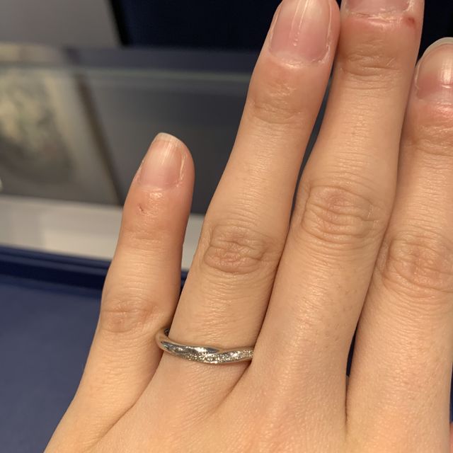 【銀座ダイヤモンドシライシの口コミ】 Starry という名前の指輪です。
斜めにダイアが入っているタイプのものは…