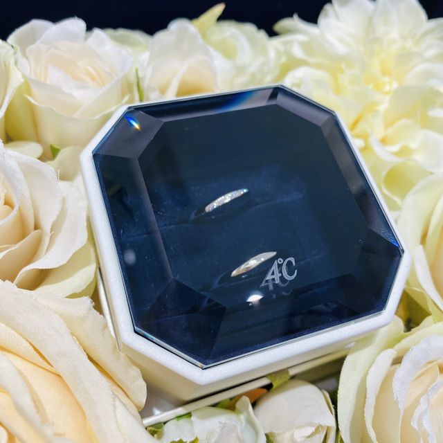 【4℃ BRIDAL(ヨンドシーブライダル)の口コミ】 指輪の形とダイヤのカットの仕方、それを留めてる留め金がひと工夫されて…