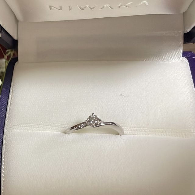 【俄(にわか)の口コミ】 ウェーブがかかったデザインで指が綺麗に見えます。
エンゲージとマリッジ…