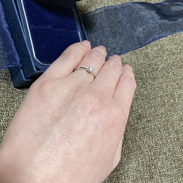 【銀座ダイヤモンドシライシの口コミ】 王道の一石タイプで探していて、細身の指輪でシンプルな可愛らしいデザイ…