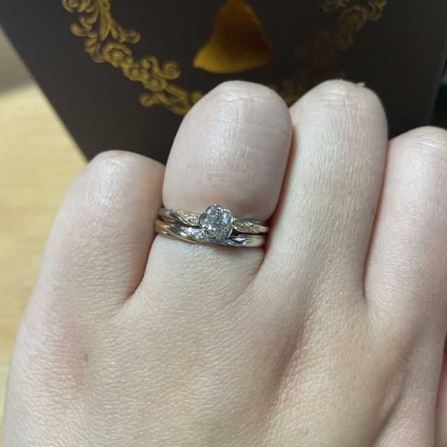 【Sainte Pure(セントピュール)の口コミ】 婚約指輪を普段使いしたかったので、セットリングは絶対でした。
台座がお…