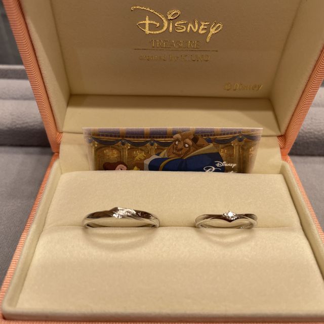 【ケイウノ ブライダル(K.UNO BRIDAL)の口コミ】 さりげなく美女と野獣のデザインが施されていて、シンプルで大人っぽいデ…