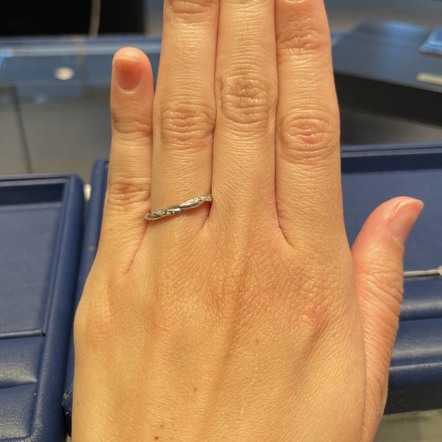 【銀座ダイヤモンドシライシの口コミ】 蔓のようなデザインをしていて、他の人と被りにくい指輪じゃないかと思い…