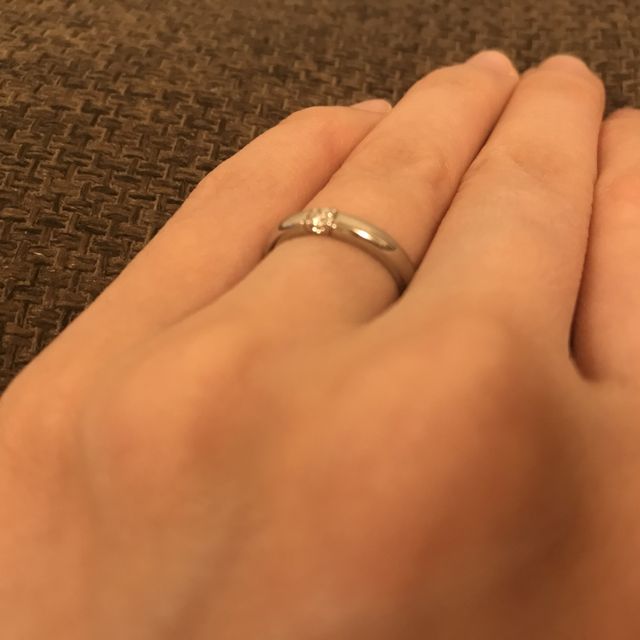 【4℃ BRIDAL(ヨンドシーブライダル)の口コミ】 シンプルで、ダイヤがついた結婚指輪を探していました。似たようなデザイ…
