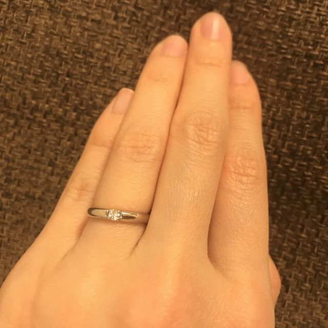【4℃ BRIDAL(ヨンドシーブライダル)の口コミ】 シンプルで、ダイヤがついた結婚指輪を探していました。似たようなデザイ…