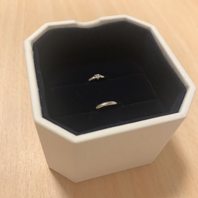 【4℃ BRIDAL(ヨンドシーブライダル)の口コミ】 シンプルで、ダイヤがついた結婚指輪を探していました。似たようなデザイ…