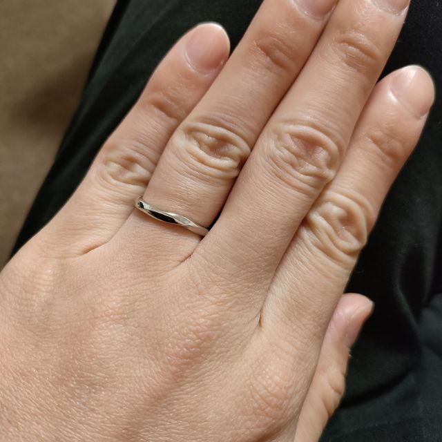 【銀座ダイヤモンドシライシの口コミ】 指輪自体のデザインと値段がそこまで高くなかったことが決め手となりまし…