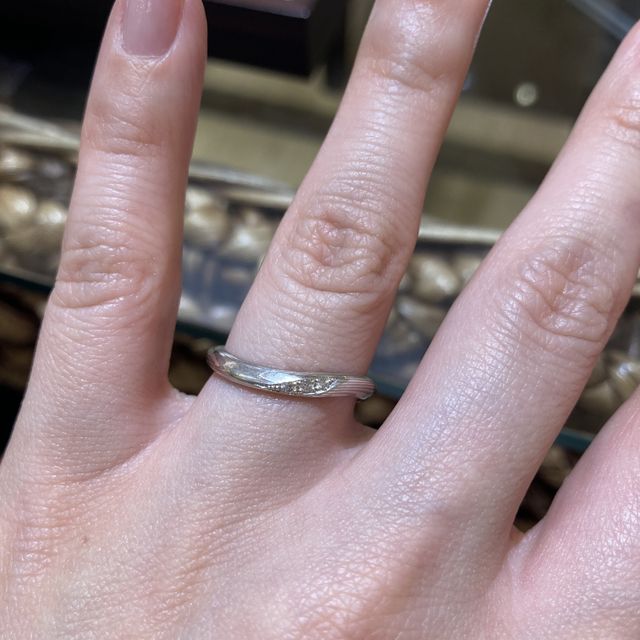 【杢目金屋(もくめがねや)の口コミ】 木目が特徴的でどこを見ても綺麗な模様が入った指輪でした。着用すると肌…