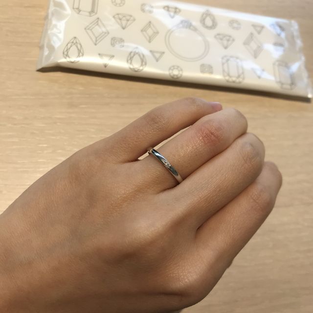 【BIJOUPIKO(ビジュピコ)の口コミ】 一粒ダイヤか三粒ダイヤで探していて、こちらの指輪は一粒ですが、両側に…