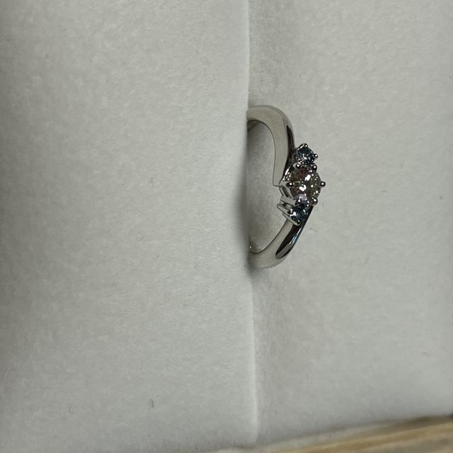 【Only You(オンリーユー)の口コミ】 ゼクシィの指輪特集で見て、一目惚れしました！
真ん中のダイヤと左右に青…