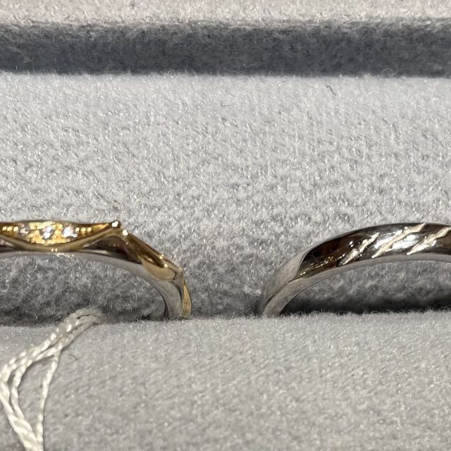 【ケイウノ ブライダル(K.UNO BRIDAL)の口コミ】 ベルの黄色のドレスをイメージしたリングと、野獣の爪痕が入っているリン…