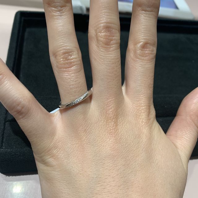 【TRECENTI(トレセンテ)の口コミ】 斜めにダイヤモンドが入っており、指が細長く見えてとても良かったです。…