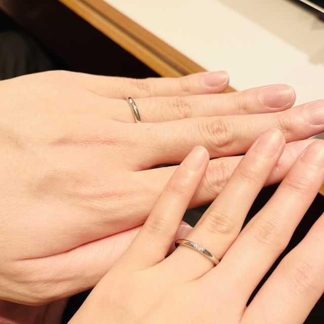 【銀座ダイヤモンドシライシの口コミ】 こちらの指輪は、最初に見た時からお互いいいなと思いました。シンプルで…