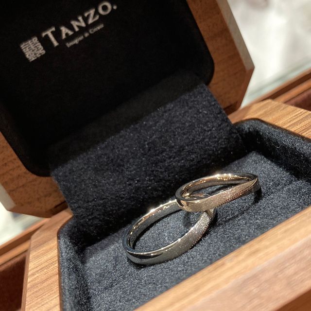【TANZO.(鍛造指輪)の口コミ】 既成のデザインと違いデザインを自分達で決めることができること、着け心…