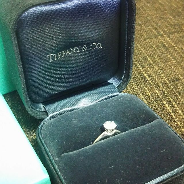 【ティファニー(Tiffany & Co.)の口コミ】 妻が、6本の爪でダイヤを持ち上げたティファニーセッティングの指輪をエン…