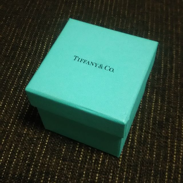 【ティファニー(Tiffany & Co.)の口コミ】 妻が、6本の爪でダイヤを持ち上げたティファニーセッティングの指輪をエン…