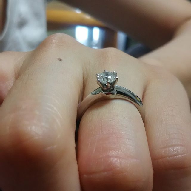 【ティファニー(Tiffany & Co.)の口コミ】 妻が、6本の爪でダイヤを持ち上げたティファニーセッティングの指輪をエン…