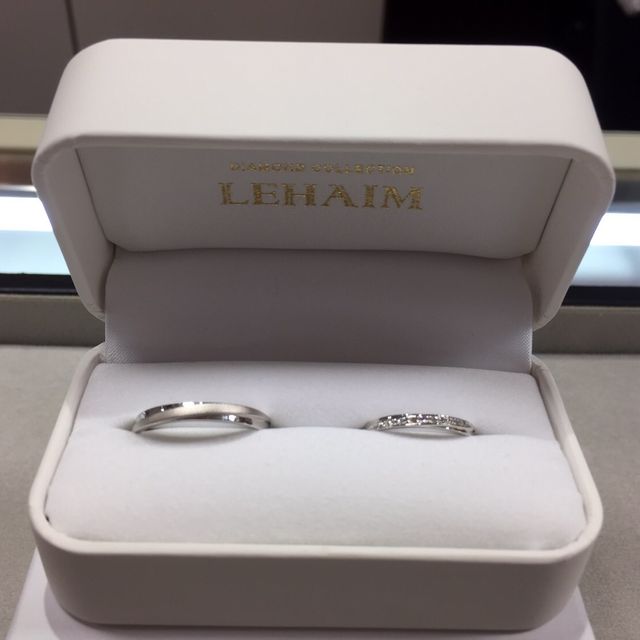 【LEHAIM(レハイム)の口コミ】 婚約指輪との重ねづけも考え、かつ2人らしい結婚指輪をと選びました。

シ…