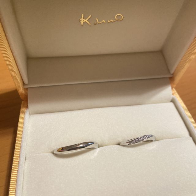 【ケイウノ ブライダル(K.UNO BRIDAL)の口コミ】 結婚指輪の内側に2人のイニシャルに加えて初デートの思い出も一緒に入れて…