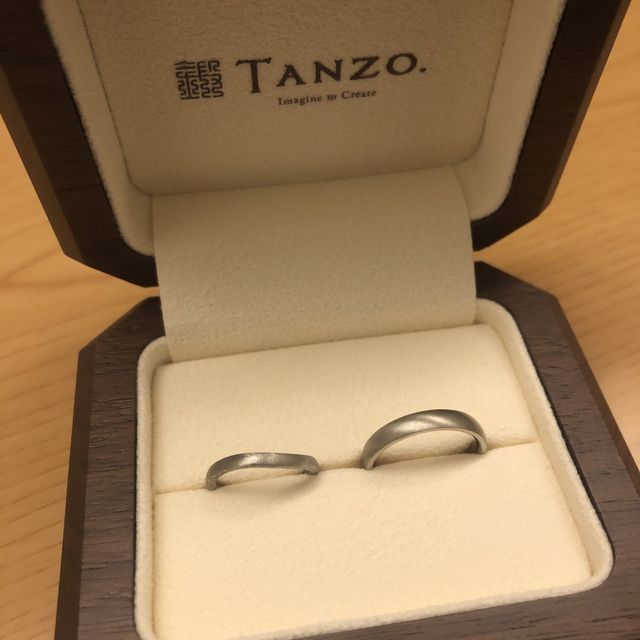 【TANZO.(鍛造指輪)の口コミ】 オーダーで製作できるところを探していて
重厚感のあるブランドの雰囲気と…