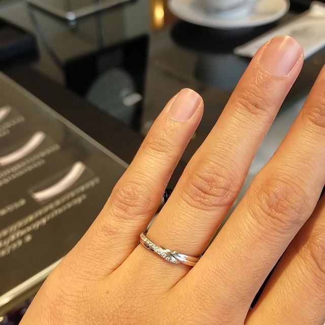 【エクセルコダイヤモンド(EXELCO DIAMOND)の口コミ】 デザインの良さ。
単体でつけた感じの華やかさと
婚約指輪と一緒につけた…