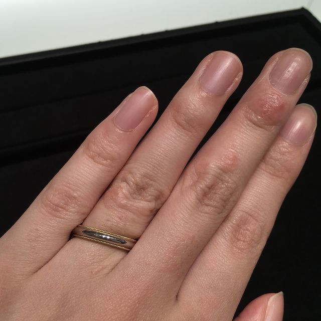 【ティファニー(Tiffany & Co.)の口コミ】 プラチナリングの縁にゴールドのミル打ちがされているデザインです。バイ…