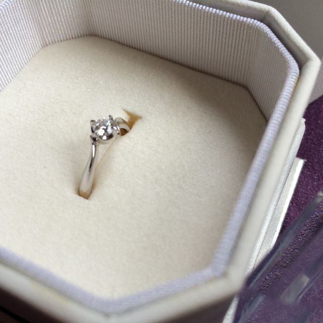 【4℃ BRIDAL(ヨンドシーブライダル)の口コミ】 ダイヤモンドを支える台座がしっかりとしており、いかにも婚約指輪という…