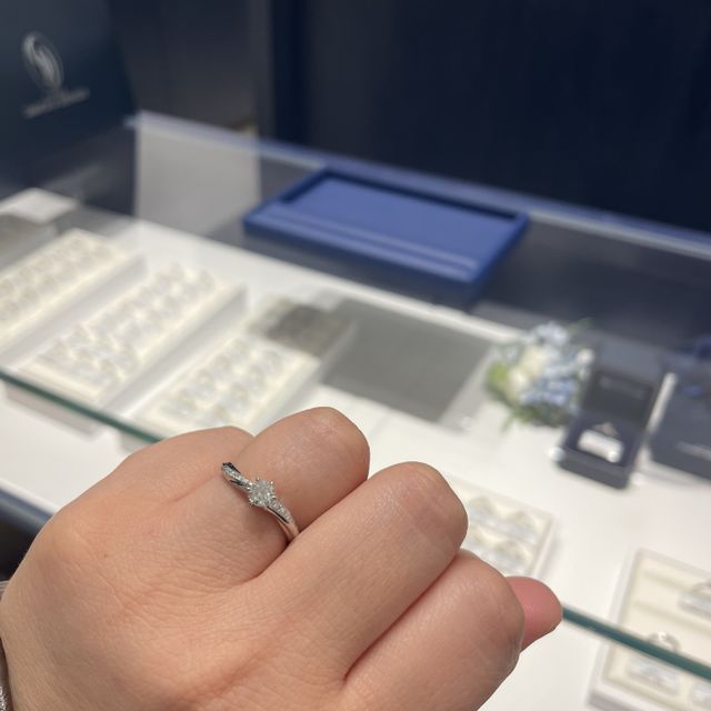 【銀座ダイヤモンドシライシの口コミ】 彼からプロポーズしていただき、プロポーズリングでもらったのがダイヤモ…