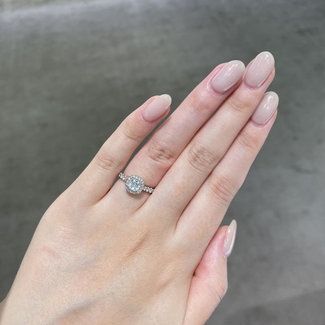 【カルティエ(Cartier)の口コミ】 ブライダル特集で一目惚れをして店頭に行きました。一粒ダイヤの周りに小…