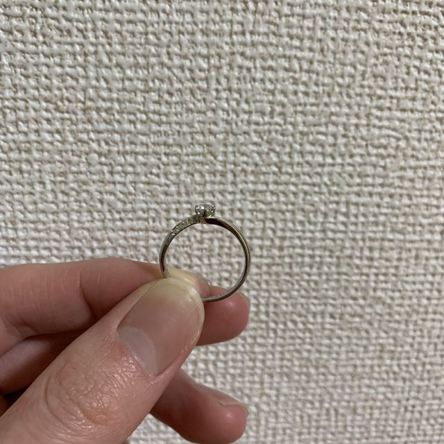 【銀座ダイヤモンドシライシの口コミ】 指輪のデザインがとても良く、サイドに
散らばらられている小さなダイヤモ…