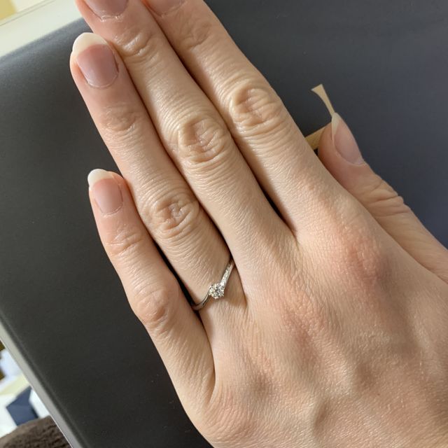 【銀座ダイヤモンドシライシの口コミ】 指輪のデザインがとても良く、サイドに
散らばらられている小さなダイヤモ…