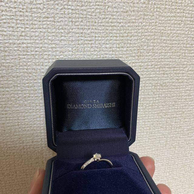 【銀座ダイヤモンドシライシの口コミ】 指輪のデザインがとても良く、サイドに
散らばらられている小さなダイヤモ…